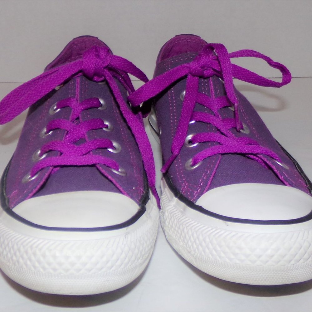 WOMENS/GIRLS PURPLE CONVERE ALL * STAR SIZE 6